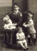 Maria Elisabeth Huijbregts met kinderen